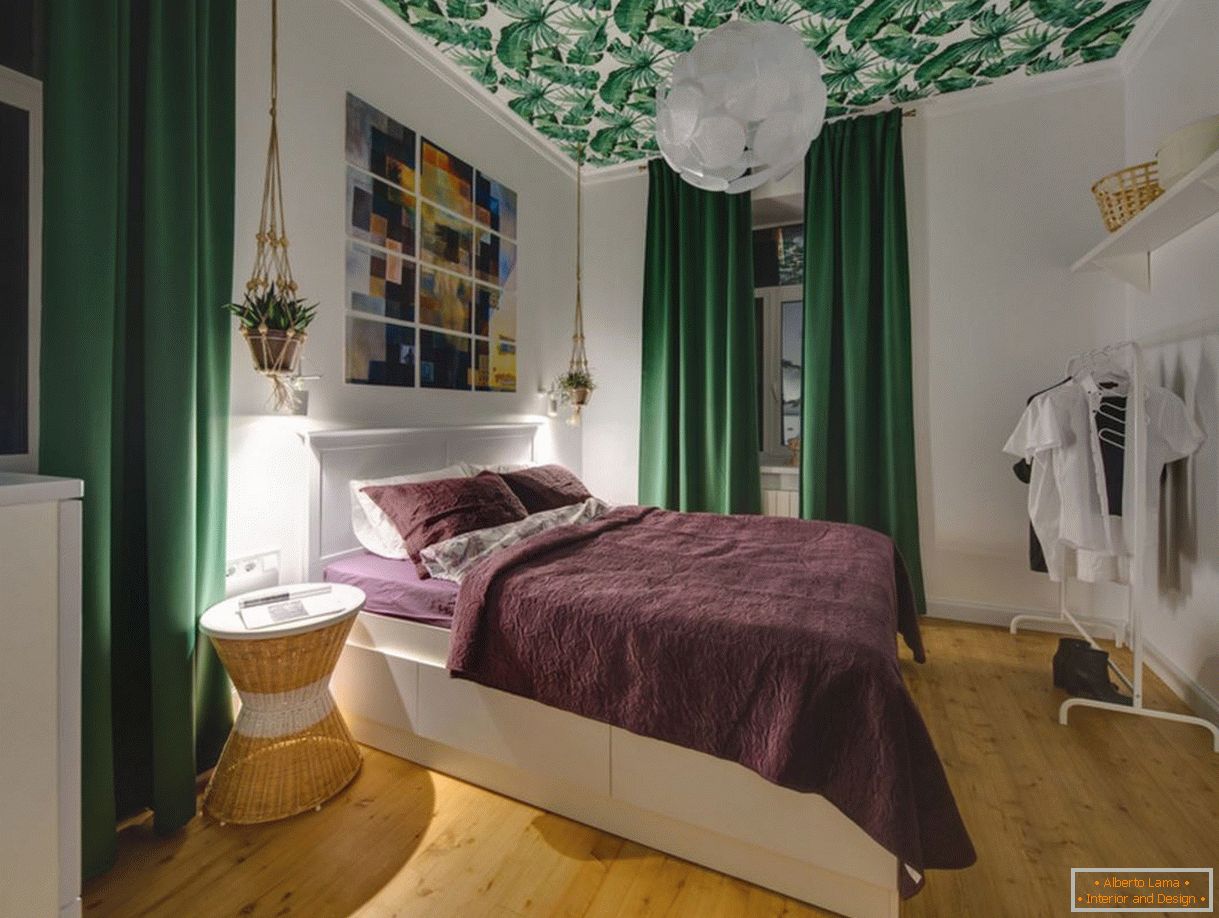 Zelené záclony v spálni