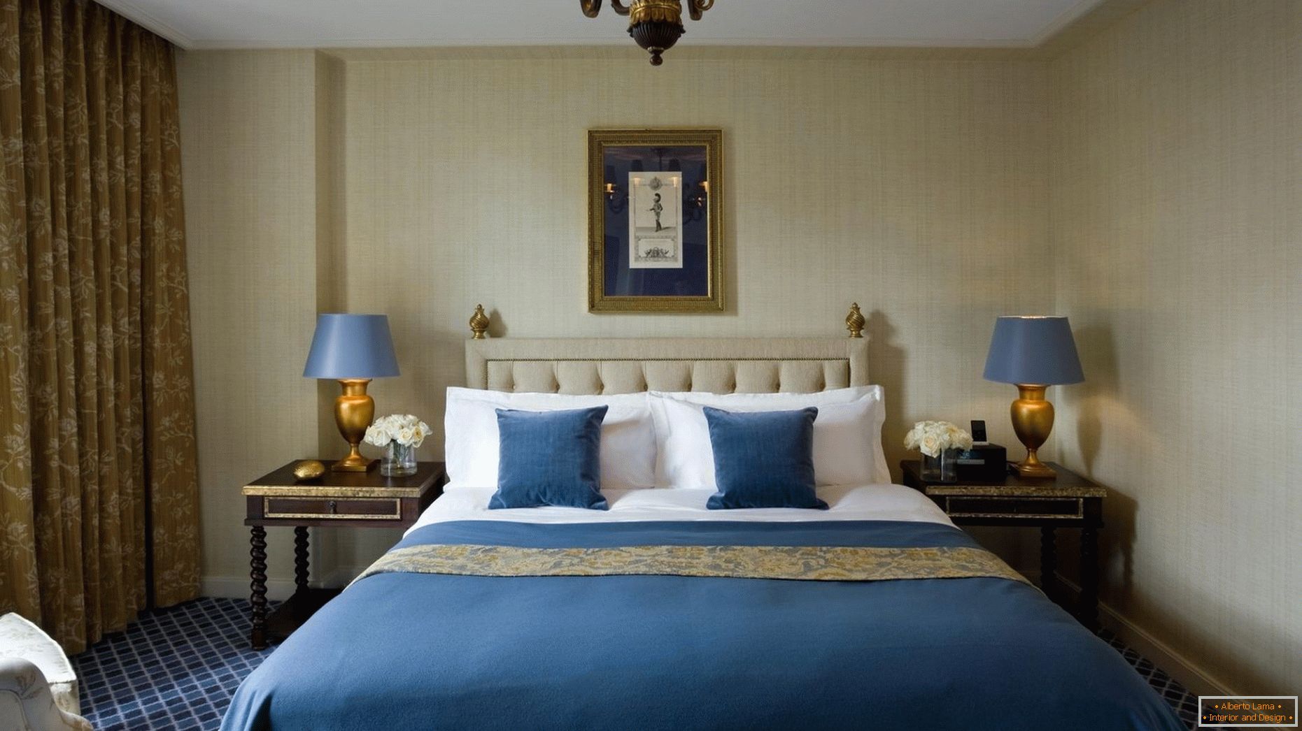 Modré a zlaté odtiene v interiéri spálne