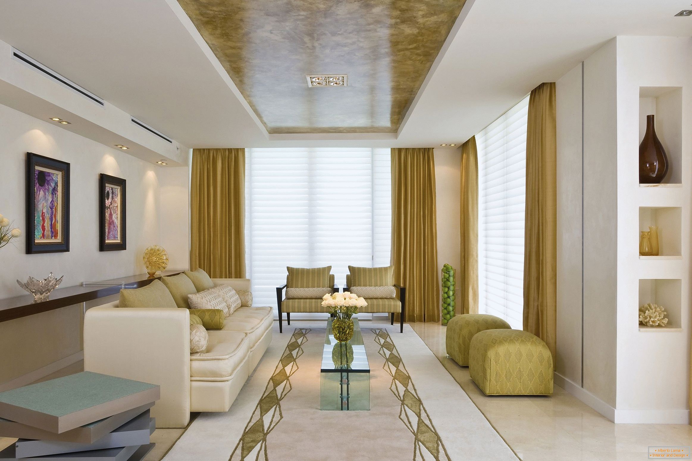 Kombinácia zlata a bielej v interiéri obývacej izby