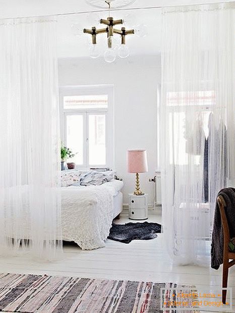 Spálňa za záclonami