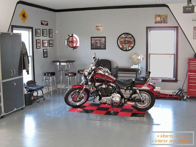 Motocykel v garáži