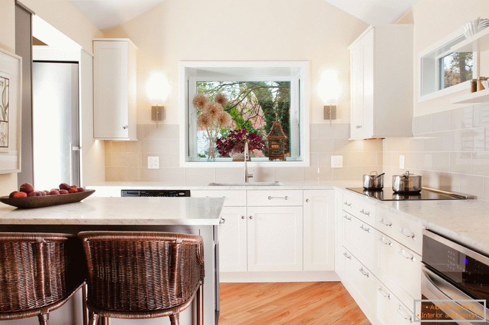 Interiér malej ľahkej kuchyne v bielej farbe