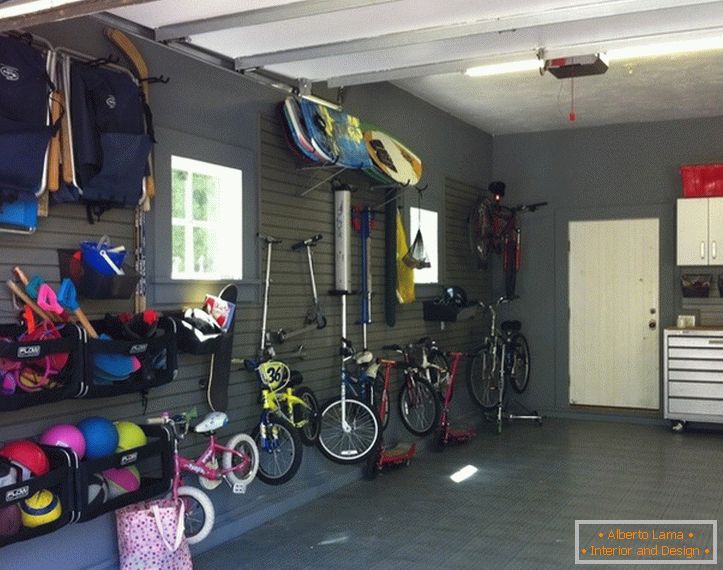 Велосипеды на стене v гараже