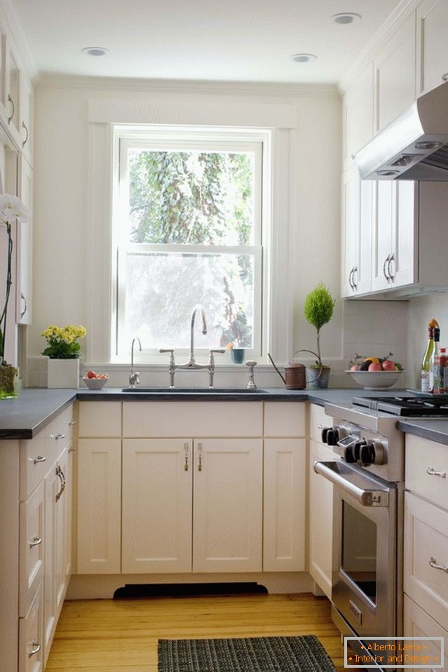 Kuchynský interiér v bielej farbe