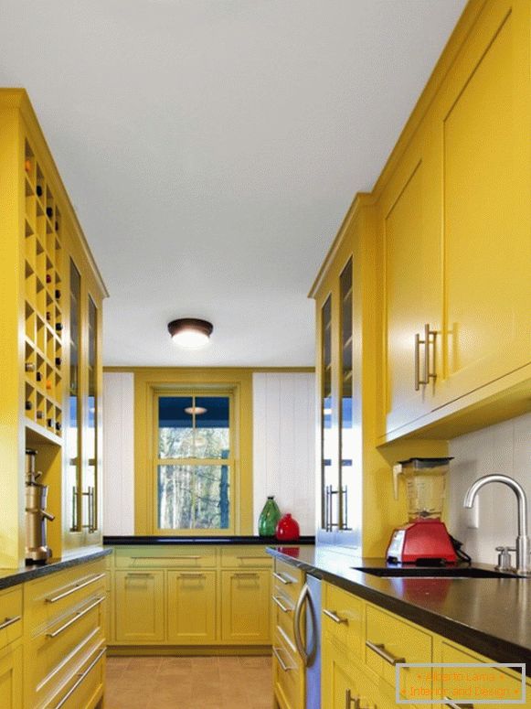 Kuchyňa so žiarivo žltým nábytkom