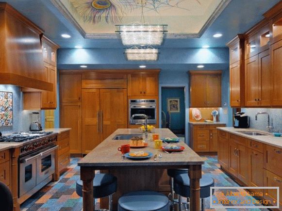 Štýlová kuchyňa v modrej a hnedej farbe
