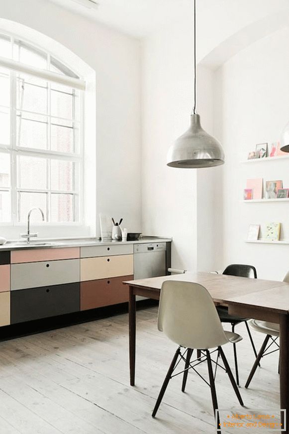 Malá kuchynská kancelária v pastelových farbách