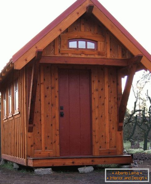 Malá drevená chata