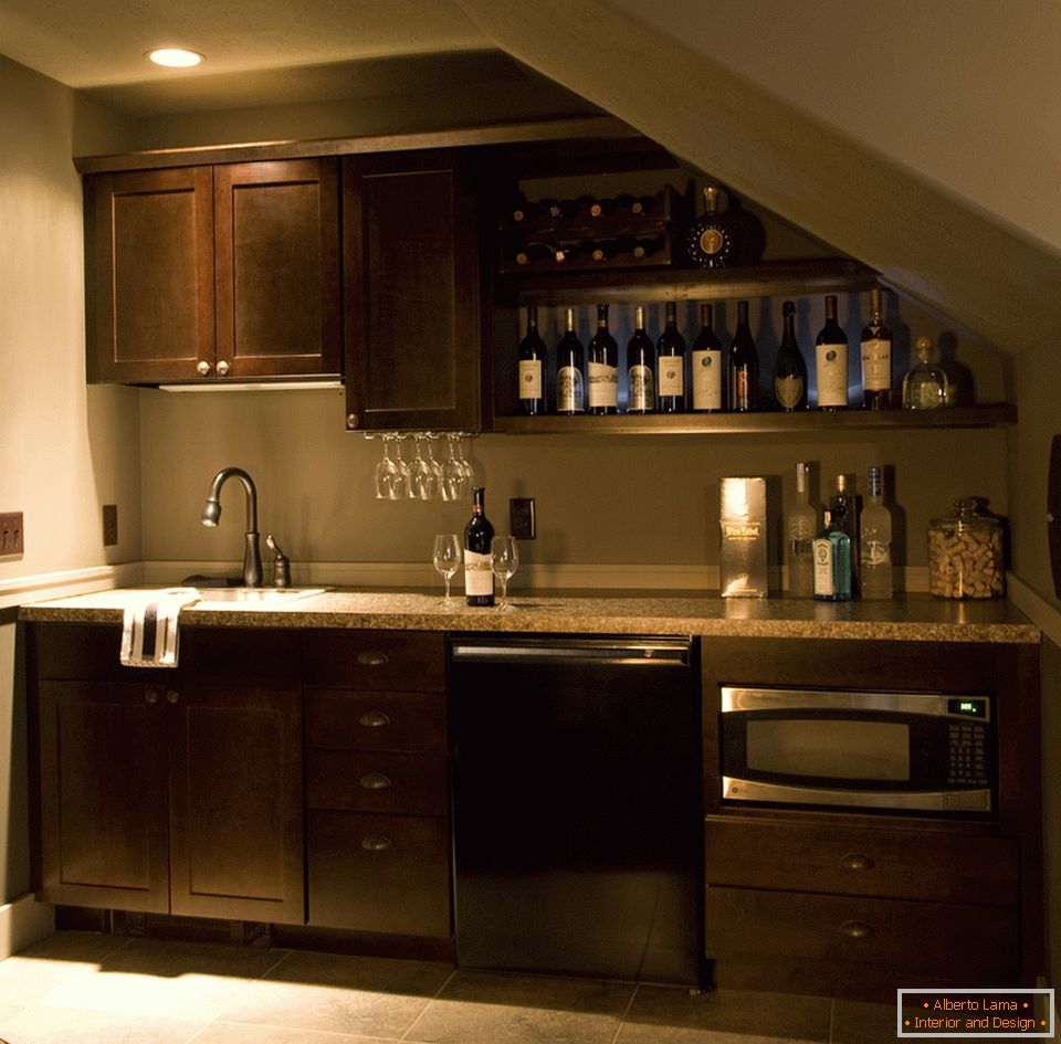 Štýlový moderný interiér mini-kuchyne v tmavej farbe