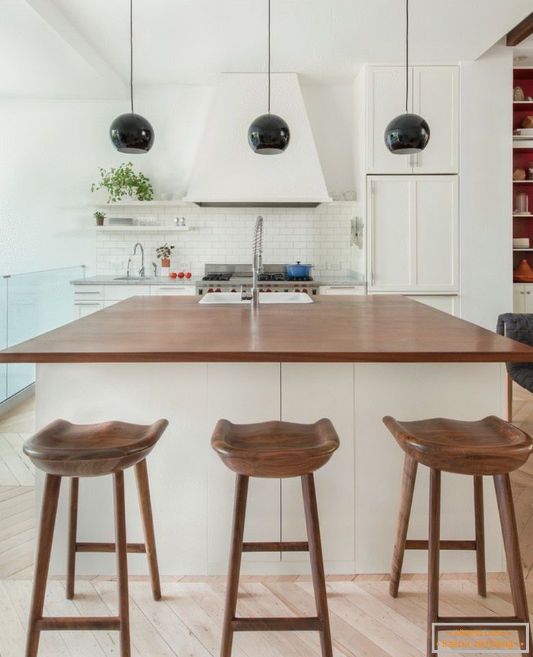 Štýlová biela kuchyňa s barovými stoličkami