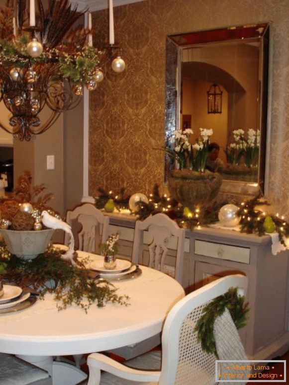 Biele, strieborné a zelené stolové dekorácie