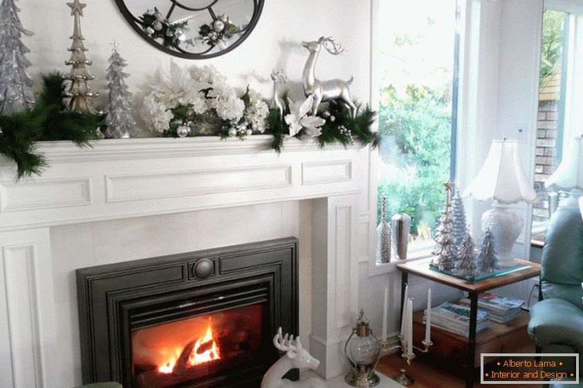 Biela a strieborná výzdoba obývacej izby s krbom pre nový rok