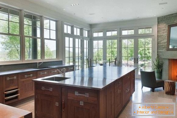 Kuchynský dizajn s veľkými oknami v dome Bruce Willisa