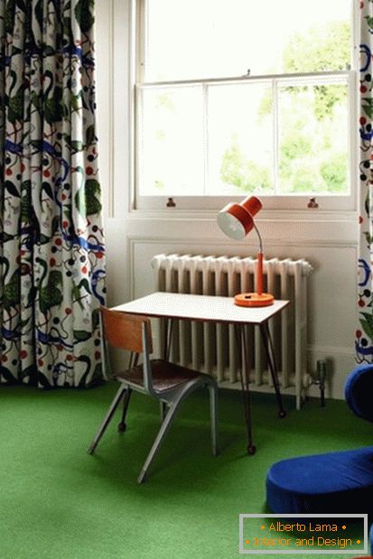 Jasné farby a nezvyčajné záclony v detskej izbe pre chlapca