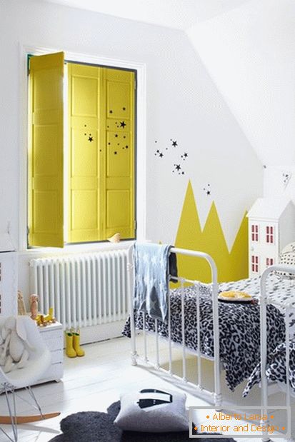 Jasné žlté farby v bielej detskej izbe