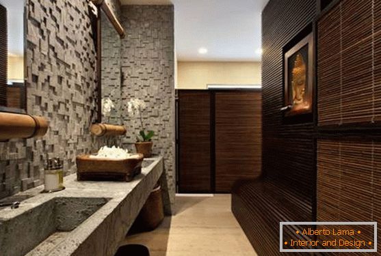 Kúpeľňa s asijskými motívmi a prirodzenými textúrami
