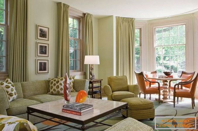 Štýlový dizajn obývacej izby so zelenými a oranžovými prvkami