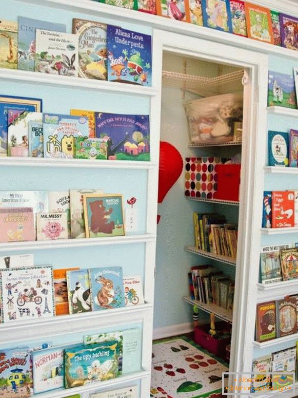 Knihy na stenách v detskej izbe