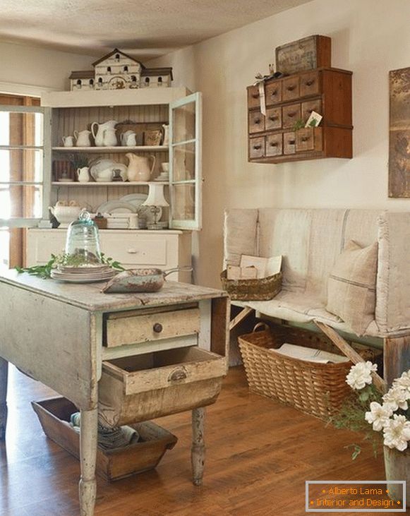 Krásna lavička v interiéri kuchyne v štýle cheby-chic