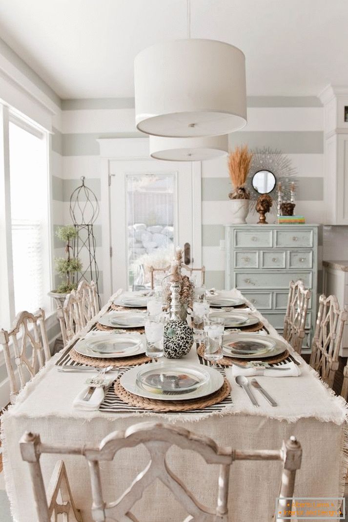 Veľké biele svietidlá vyzdobia vašu jedáleň