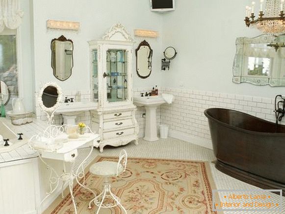 Krásny interiér kúpeľne v štýle cheby-chic