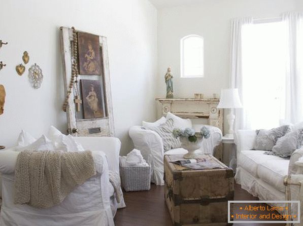 Biele kryty na čalúnenom nábytku rozjasnia váš interiér