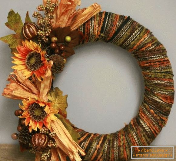 Ako vytvoriť jesenný venček na dverách závitov, papiera a iných materiálov
