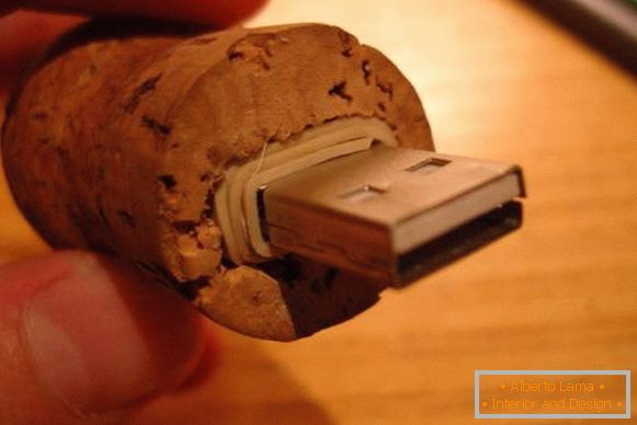 Flash disk vo víne zátky