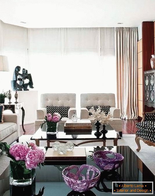 Fialové a čierne a biele farby v obývacej izbe