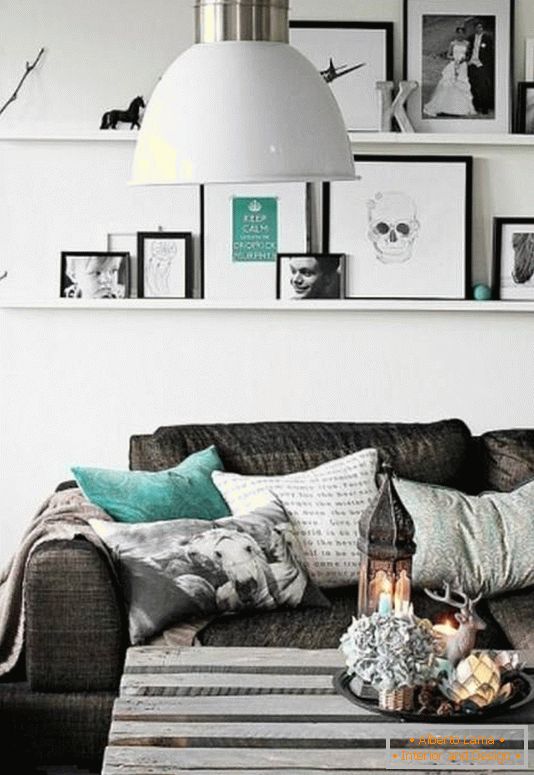 Zmes modernej a rustikálnej výzdoby v obývacej izbe