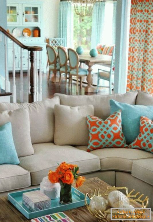 Jasná farebná schéma pre obývaciu izbu