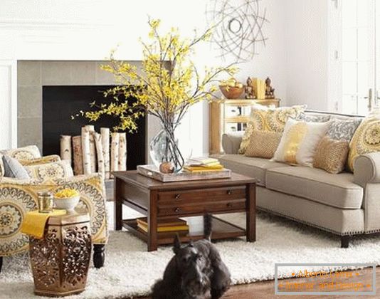 Vyzdobte obývaciu izbu s jasne žltej farby