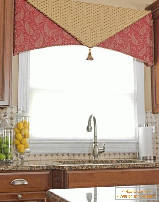 Štýlová dekorácia okien v kuchyni s vlastnými rukami