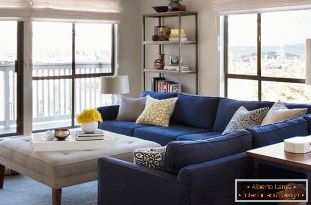 Rohová pohovka v obývacej izbe s panoramatickými oknami