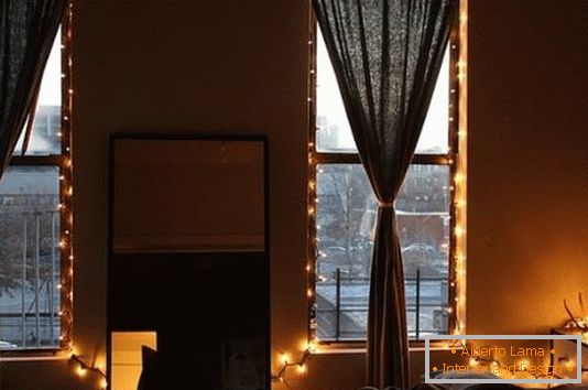 Štýlové podsvietené okná v spálni