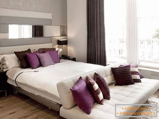 Štýlový nábytok v spálni s purpurovými akcentmi
