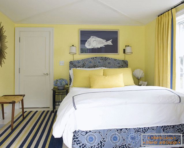 Očarujúci dizajn malej spálne v modrej a žltej farbe