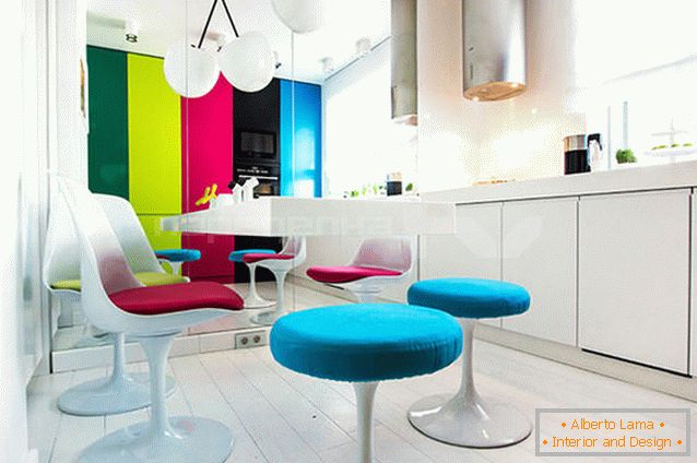 Rôznorodý farebný nábytok v bielej kuchyni