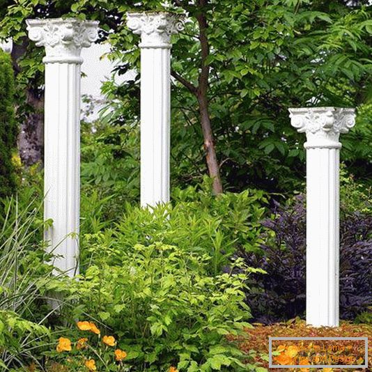 Stĺpy ako záhradné dekorácie