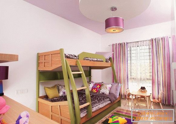 Dvojposchodová posteľ v detskej izbe pre dievčatá