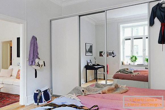 Spálňa malého bytu vo Švédsku