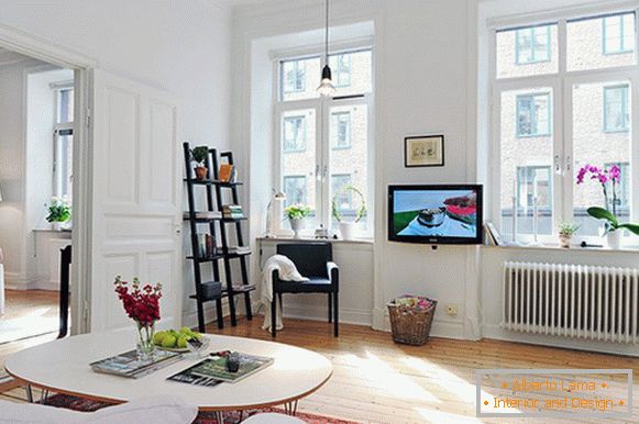 Obývacia izba malého bytu vo Švédsku