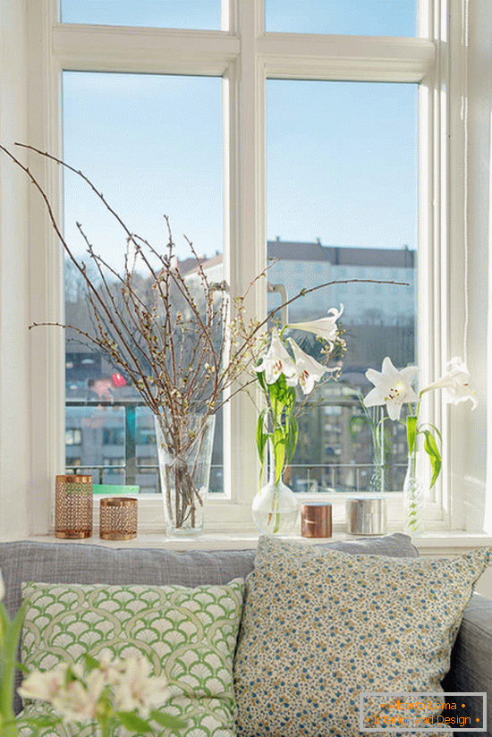 Dekorácia okenného parapetu s kvetmi