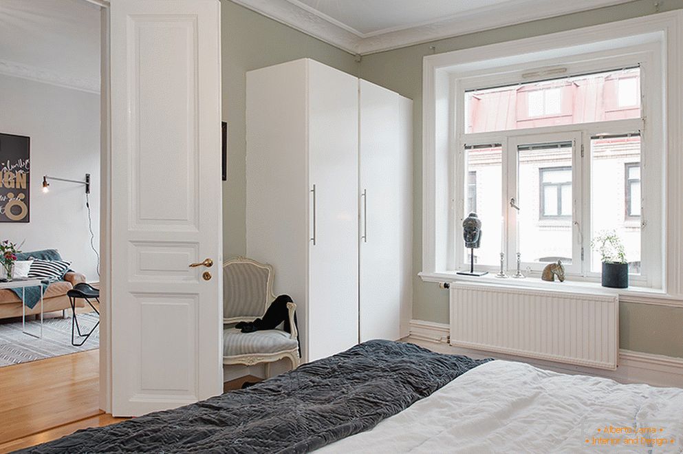 Interiér dvojizbového bytu v škandinávskom štýle v Štokholme