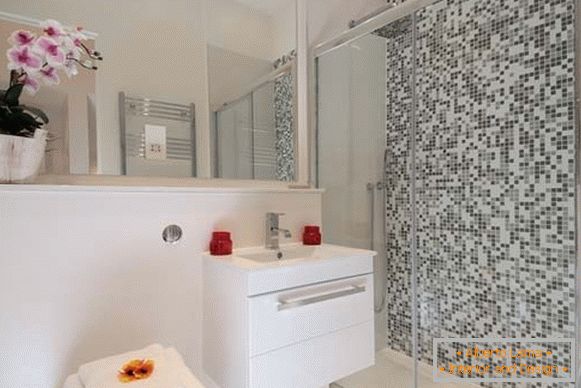 Návrh interiéru kúpeľne v malom byte