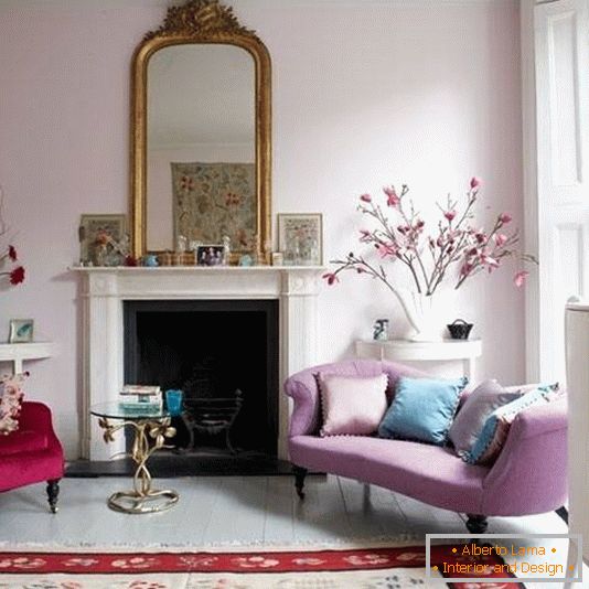 Romantický dizajn obývacej izby v červených a fialových tónoch