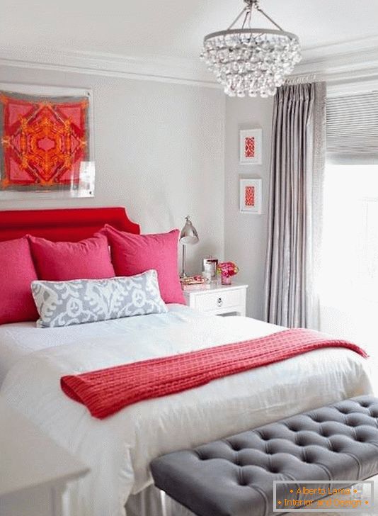 Kombinácia červenej, ružovej a šedej v spálni
