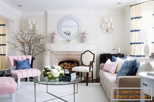 Kombinácia ružovej a modrej v dizajne obývacej izby