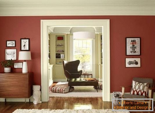 Marsala a biela v dizajne obývacej izby