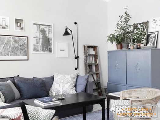 Interiér malého obývacej izby v škandinávskom štýle